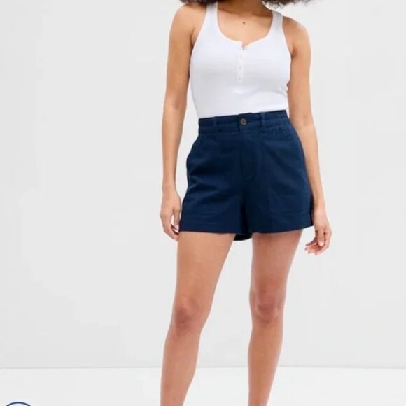 GAP Mid-Rise Girlfriend Khaki Shorts with Washwell Navy - Picture 2 of 3